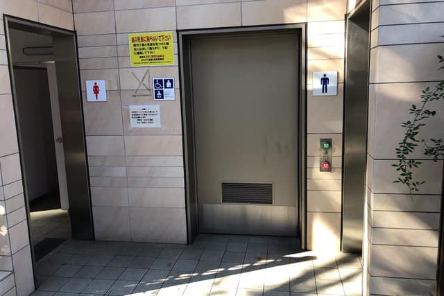荒川遊園 のトイレ入口写真