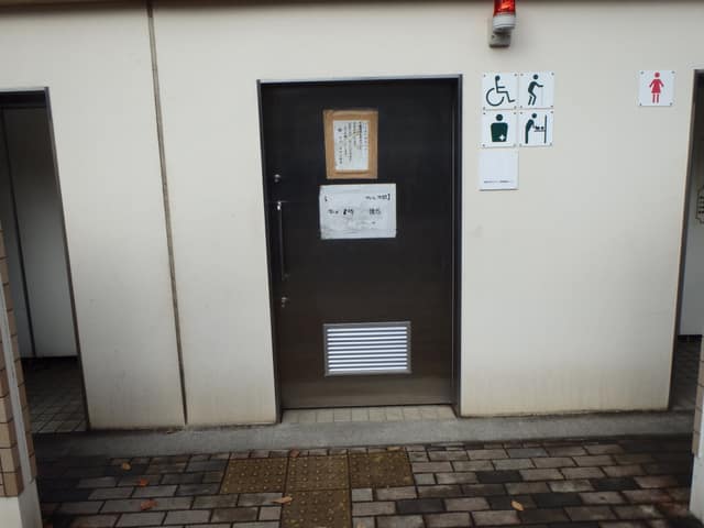 西日暮里一丁目広場 のトイレ入口写真