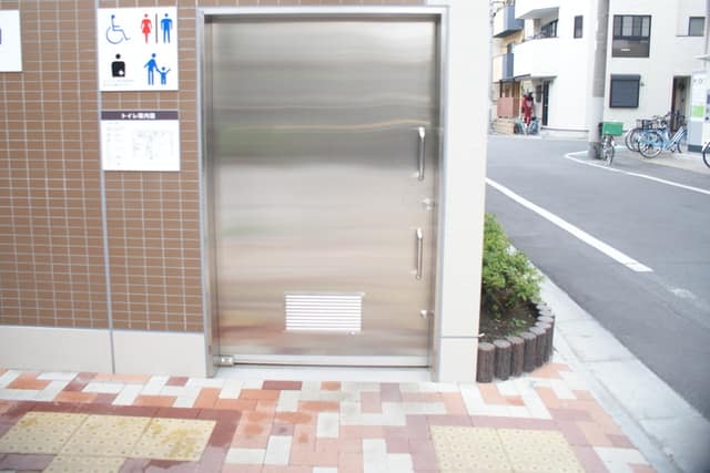 西尾久七丁目児童遊園 のトイレ入口写真