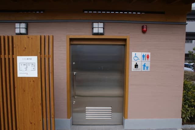 尾久小公園 のトイレ入口写真