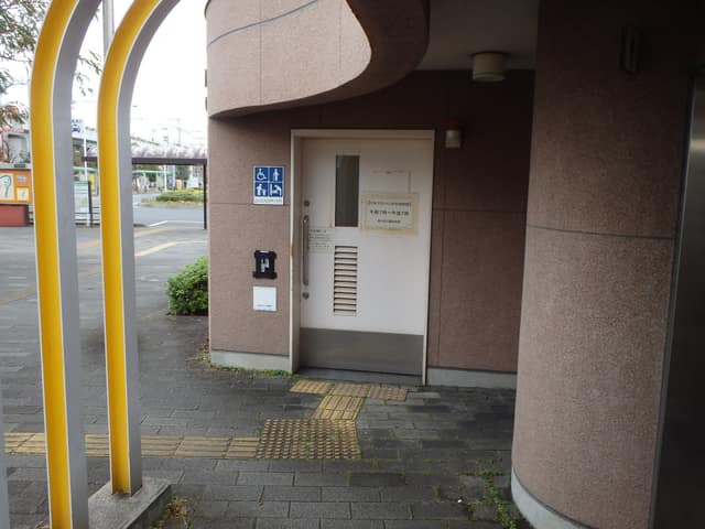 ドナウ広場公衆トイレ のトイレ入口写真