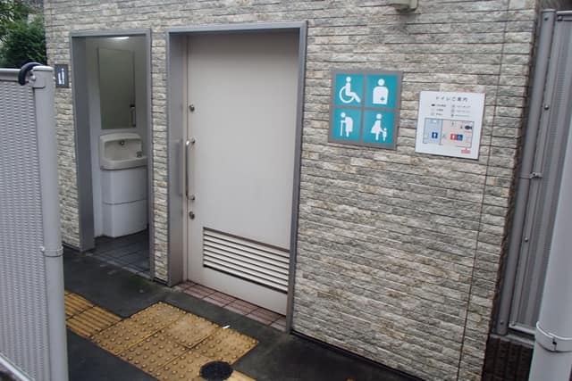 原稲荷公衆トイレ のトイレ入口写真
