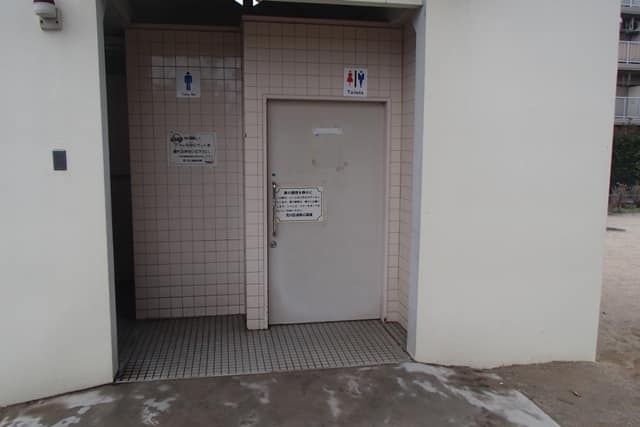 町屋六丁目児童遊園 のトイレ入口写真