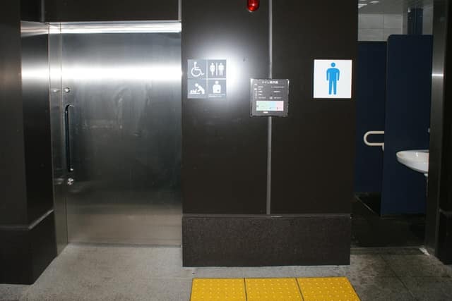 日暮里駅西口公衆トイレ のトイレ入口写真