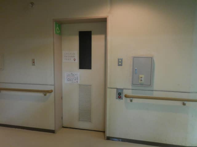 荒川さつき会館 のトイレ入口写真