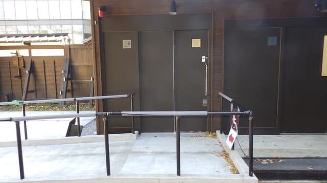 小石川後楽園 のトイレ入口写真