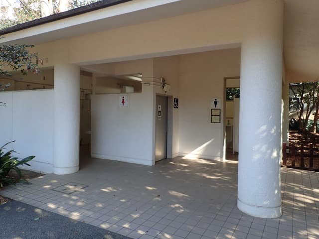 六義園 のトイレ入口写真