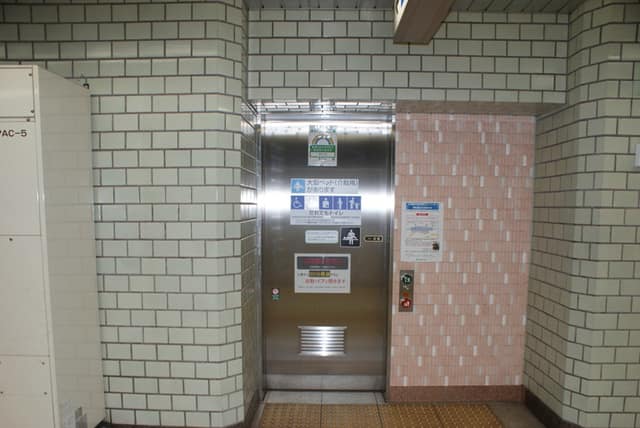 都営三田線駅春日駅 のトイレ入口写真