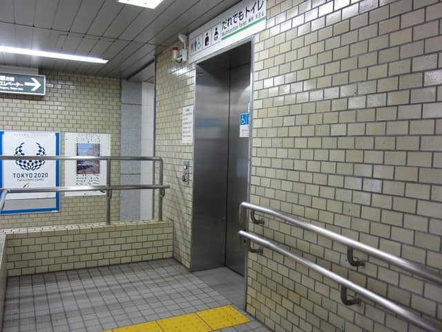 都営三田線駅白山駅 のトイレ入口写真