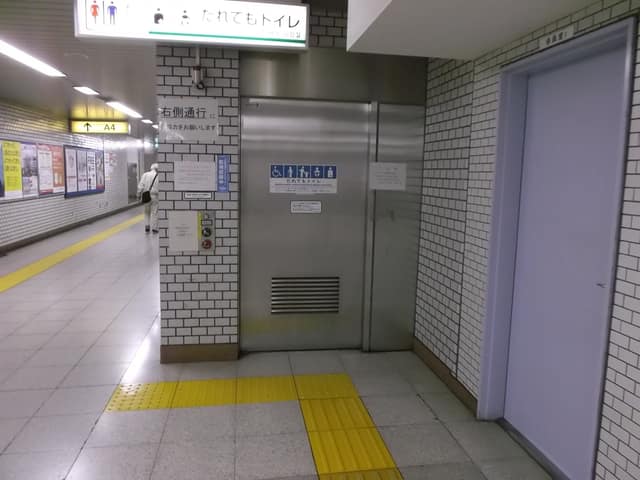 都営三田線駅千石駅 のトイレ入口写真