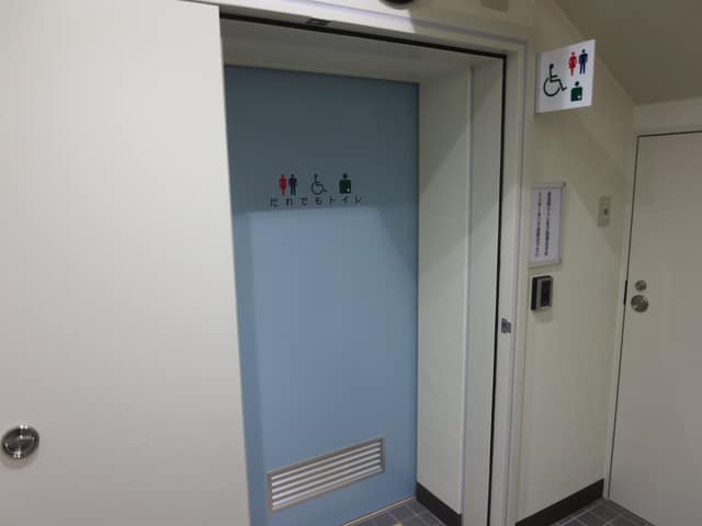 駕籠町会館 のトイレ入口写真