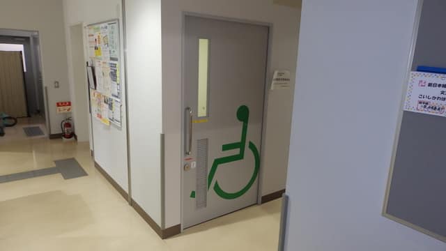 礫川地域活動センター のトイレ入口写真