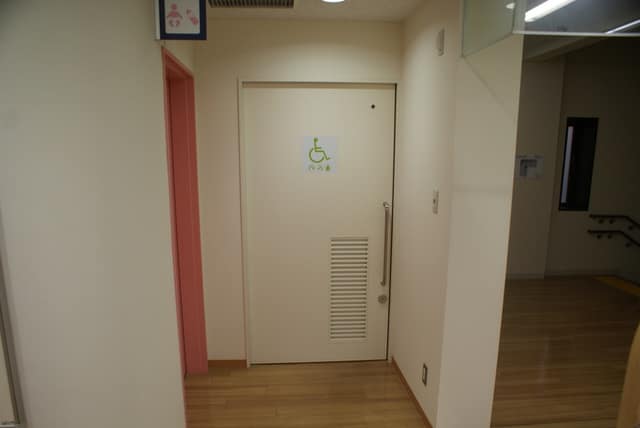 真砂中央図書館 のトイレ入口写真