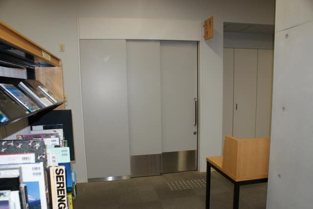 本郷図書館 のトイレ入口写真