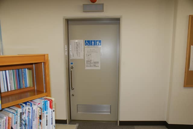 本駒込図書館 のトイレ入口写真