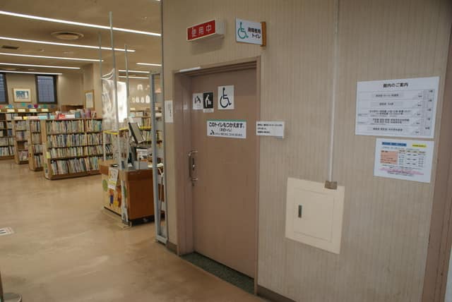 水道端図書館 のトイレ入口写真