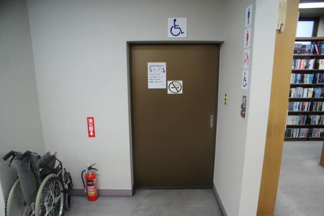 湯島図書館 のトイレ入口写真