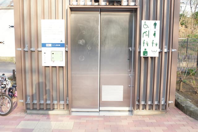 白山公園 のトイレ入口写真