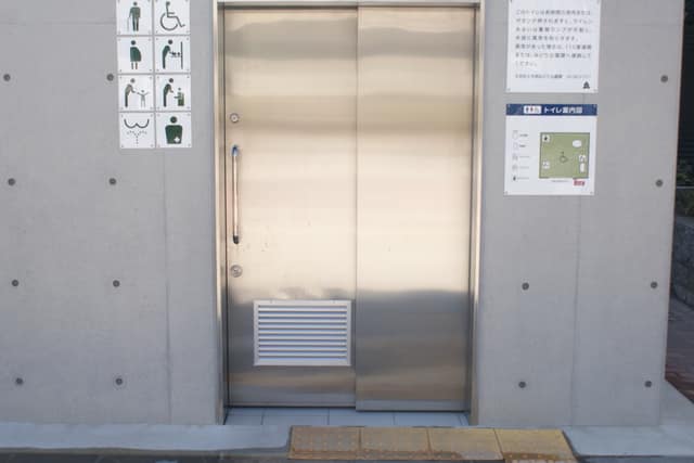 駕籠町公園 のトイレ入口写真