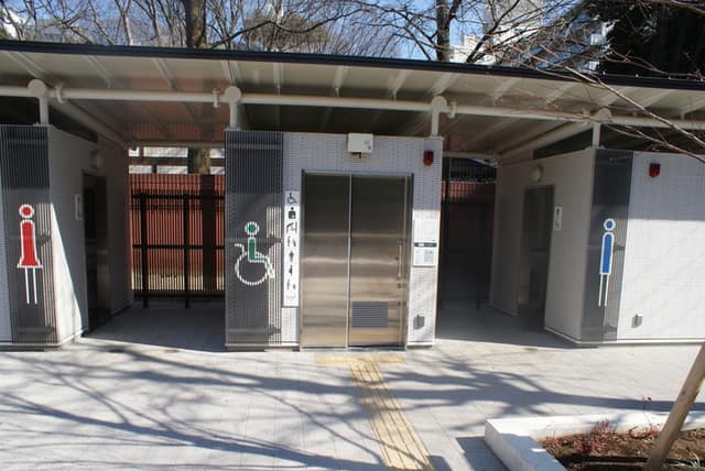 六義公園 のトイレ入口写真