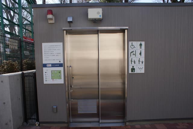 動坂公園 のトイレ入口写真
