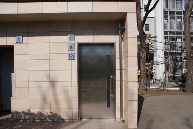 礫川公園 のトイレ入口写真