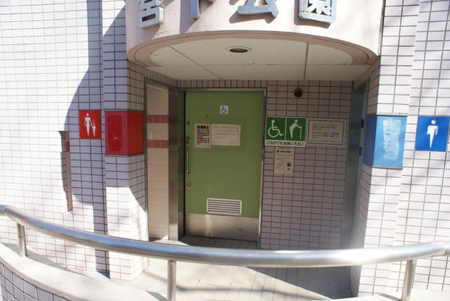 文京宮下公園 のトイレ入口写真