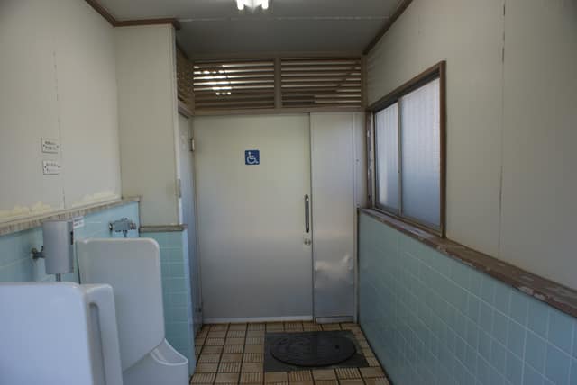 本郷給水所公苑 のトイレ入口写真