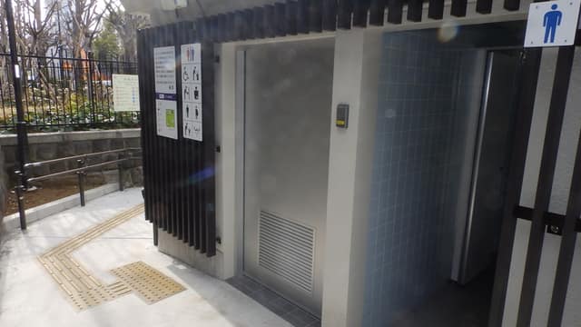 お茶の水公園 のトイレ入口写真