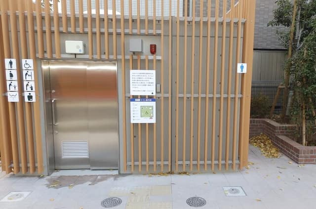 小石川一丁目児童遊園 のトイレ入口写真