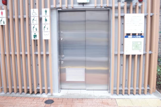 御茶の水橋際公衆便所 のトイレ入口写真