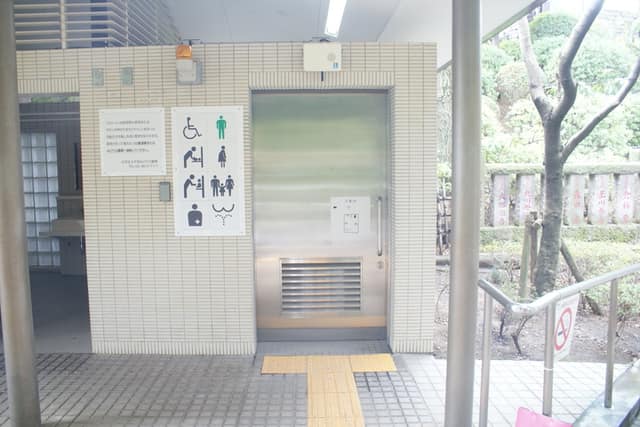 根津神社表参道際公衆便所 のトイレ入口写真