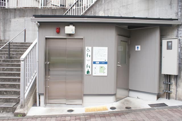 真砂坂公衆便所 のトイレ入口写真