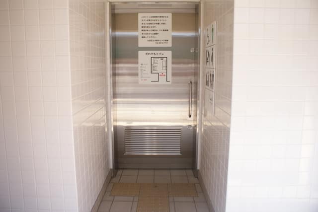 窪町東公園内公衆便所 のトイレ入口写真
