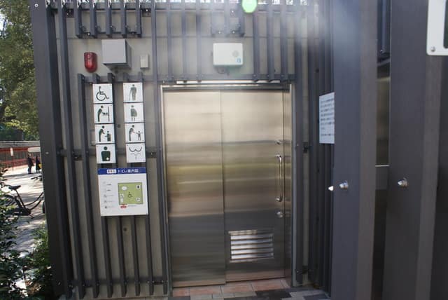 根津神社境内公衆便所 のトイレ入口写真