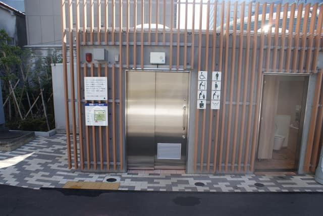護国寺前公衆便所 のトイレ入口写真