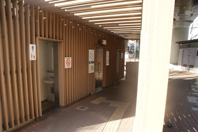 江戸川公園内公衆便所 のトイレ入口写真