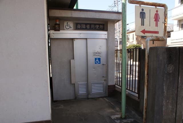 駒込公園内公衆便所 のトイレ入口写真