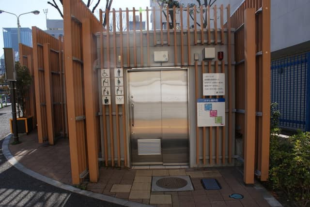 後楽橋際公衆便所 のトイレ入口写真