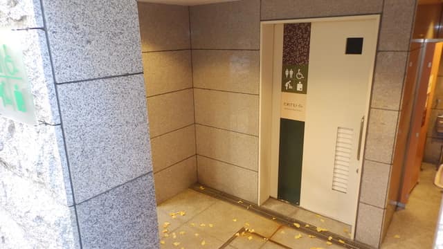 湯島天神境内公衆便所 のトイレ入口写真