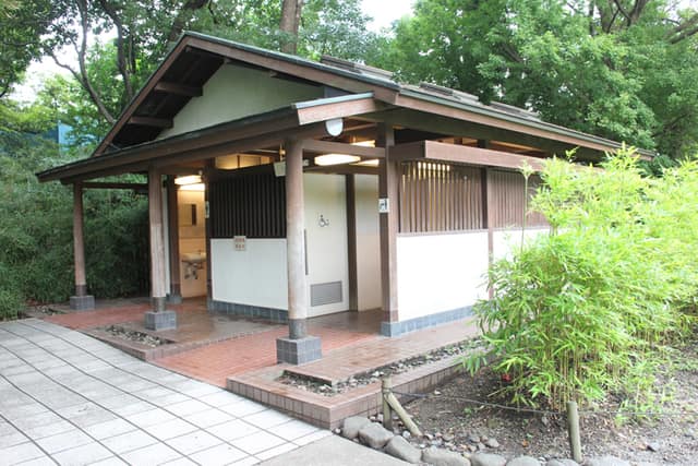 浜離宮恩賜庭園 のトイレ入口写真