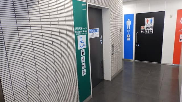都営浅草線宝町駅 のトイレ入口写真