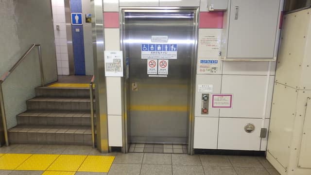都営浅草線日本橋駅 のトイレ入口写真