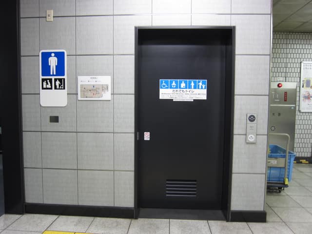 都営浅草線人形町駅 のトイレ入口写真