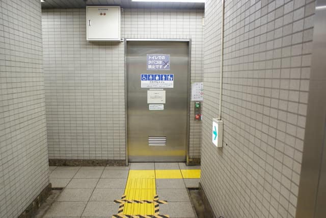 都営浅草線東日本橋駅 のトイレ入口写真