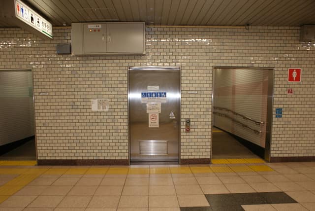都営新宿線馬喰横山駅 のトイレ入口写真