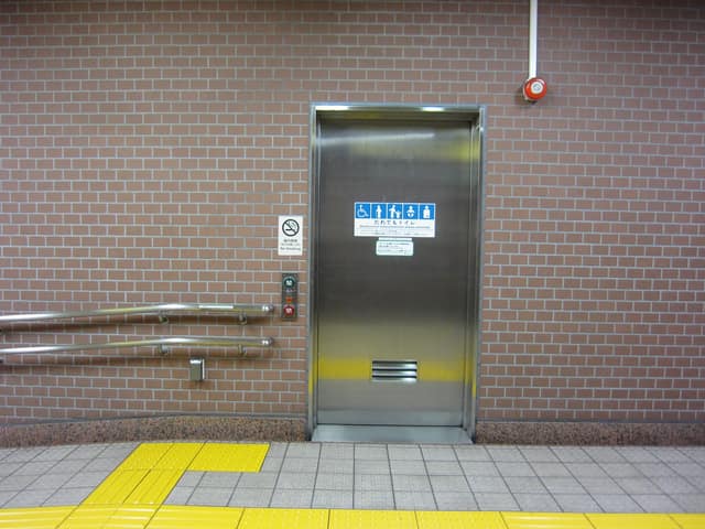 都営新宿線浜町駅 のトイレ入口写真