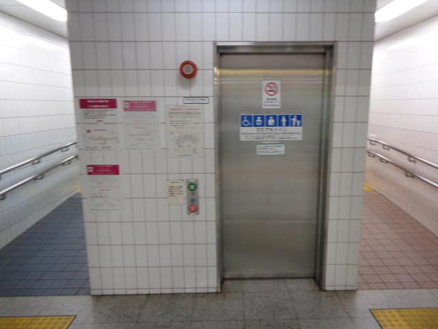 都営大江戸線月島駅 のトイレ入口写真