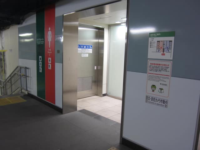 都営大江戸線勝どき駅 のトイレ入口写真