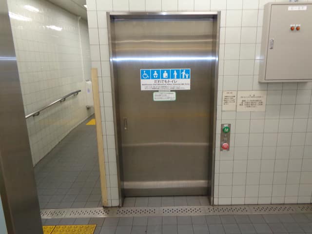 都営大江戸線築地市場駅 のトイレ入口写真